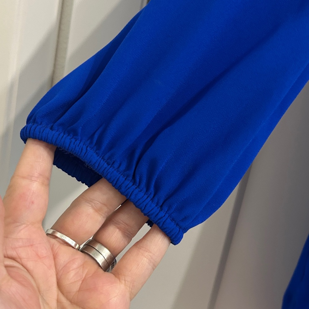 Pleione royal blue roll 3/4 sleeve V-neck round hem blouse |Size small - Picture 4 of 6